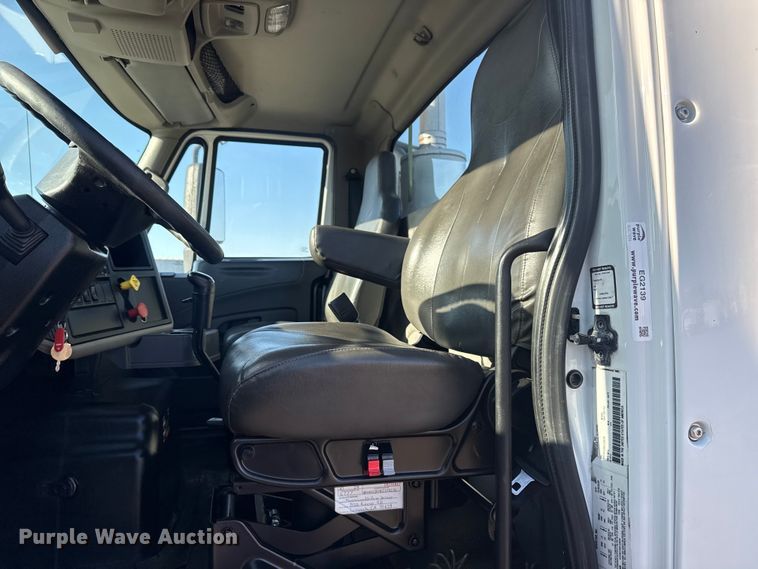 image for item EG2139 2013 International 8600 semi truck