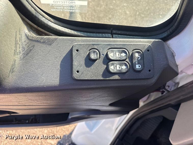 image for item EG2139 2013 International 8600 semi truck