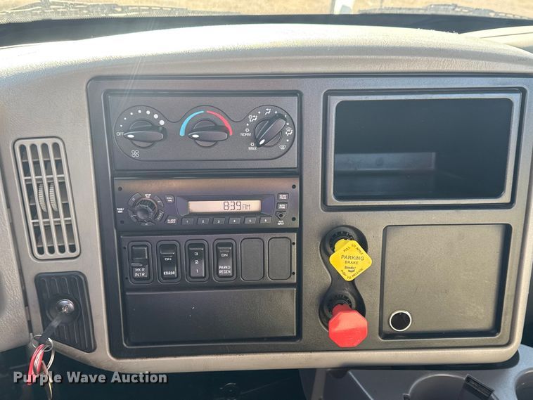 image for item EG2139 2013 International 8600 semi truck