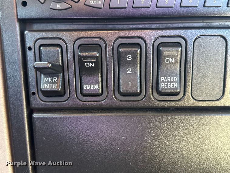 image for item EG2139 2013 International 8600 semi truck