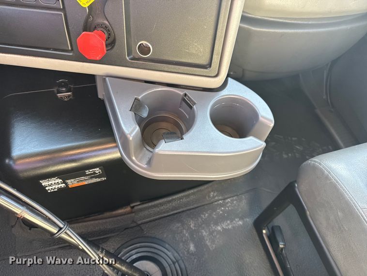 image for item EG2139 2013 International 8600 semi truck