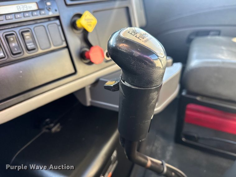 image for item EG2139 2013 International 8600 semi truck