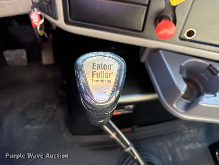 image for item EG2139 2013 International 8600 semi truck