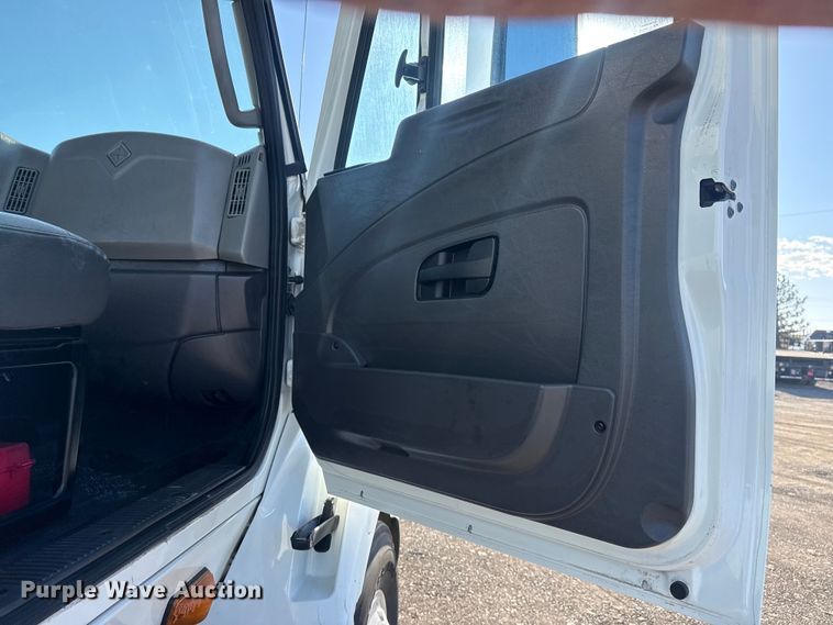 image for item EG2139 2013 International 8600 semi truck