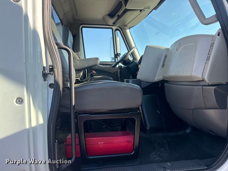 image for item EG2139 2013 International 8600 semi truck