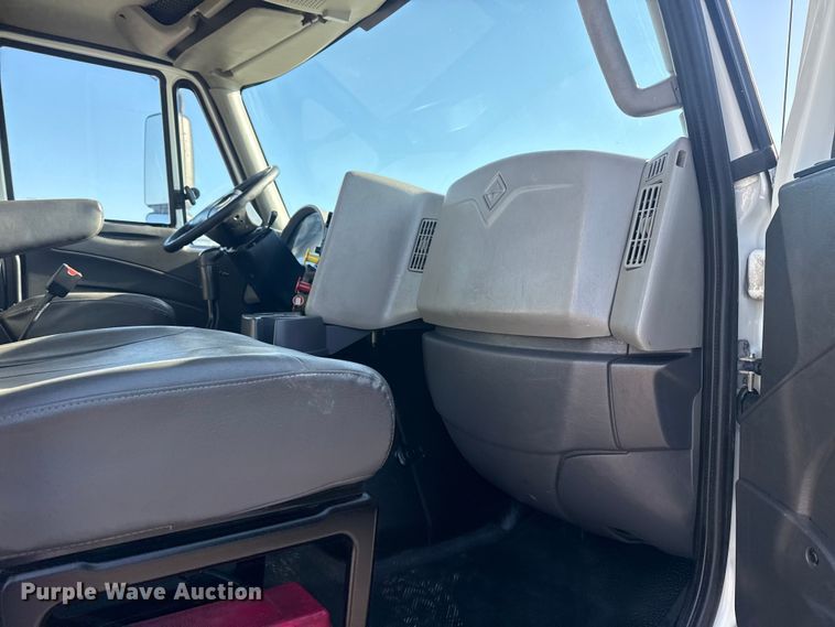 image for item EG2139 2013 International 8600 semi truck