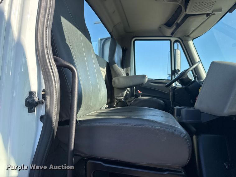 image for item EG2139 2013 International 8600 semi truck