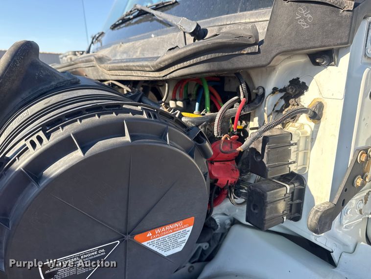 image for item EG2139 2013 International 8600 semi truck