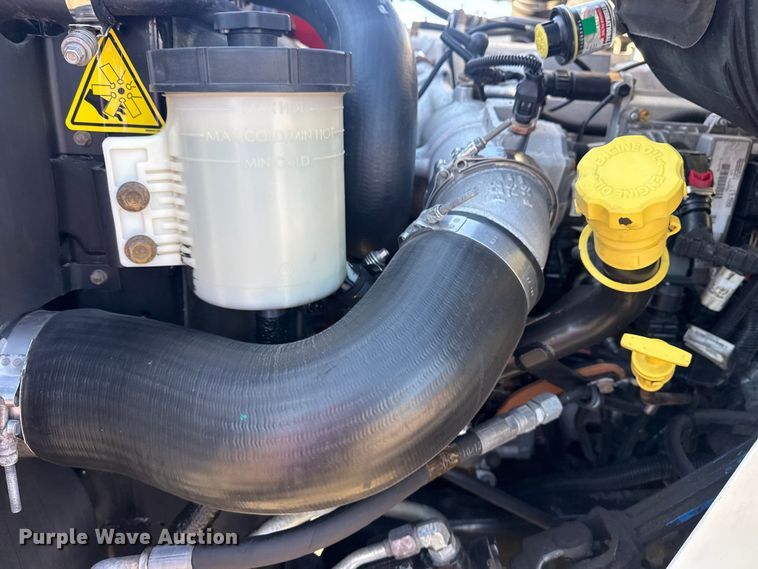 image for item EG2139 2013 International 8600 semi truck