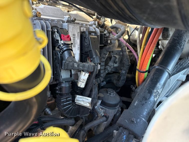 image for item EG2139 2013 International 8600 semi truck