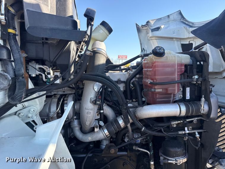 image for item EG2139 2013 International 8600 semi truck