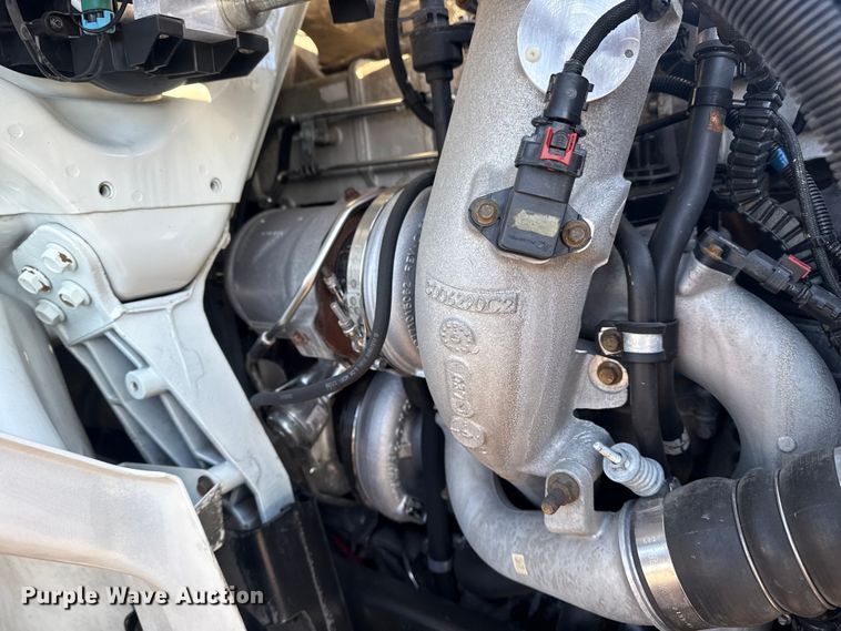 image for item EG2139 2013 International 8600 semi truck