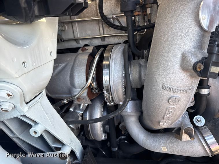 image for item EG2139 2013 International 8600 semi truck