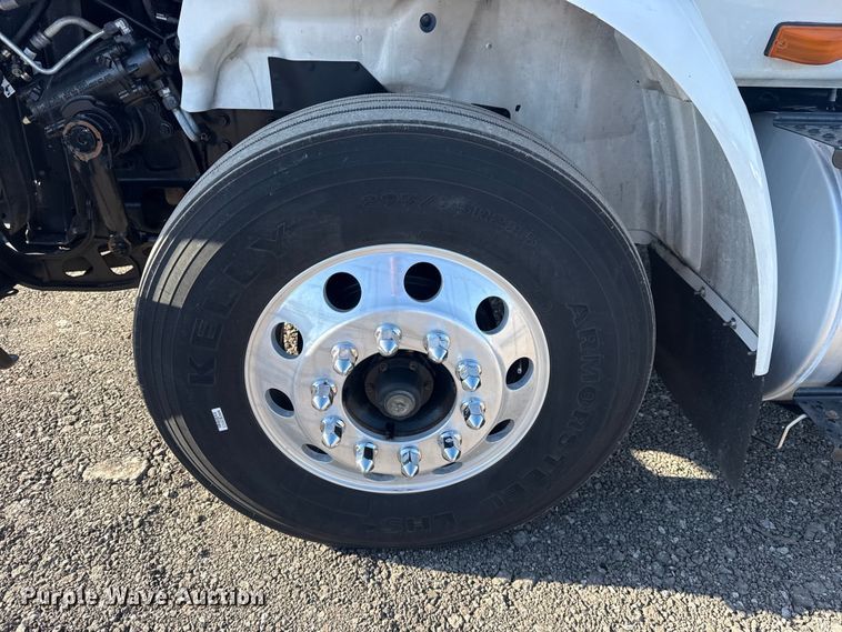 image for item EG2139 2013 International 8600 semi truck