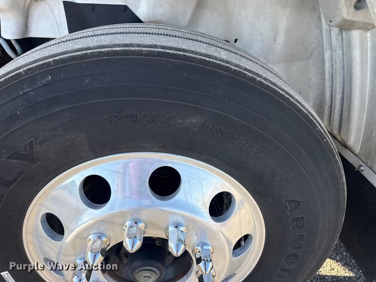 image for item EG2139 2013 International 8600 semi truck