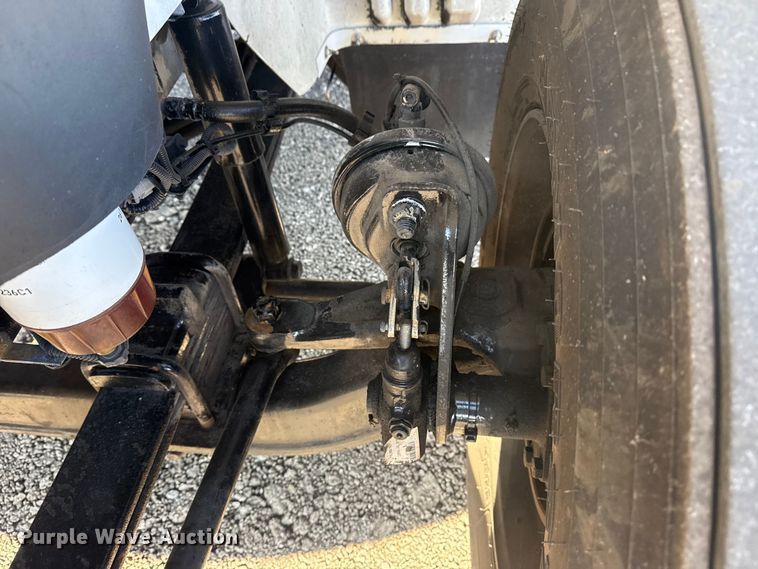 image for item EG2139 2013 International 8600 semi truck