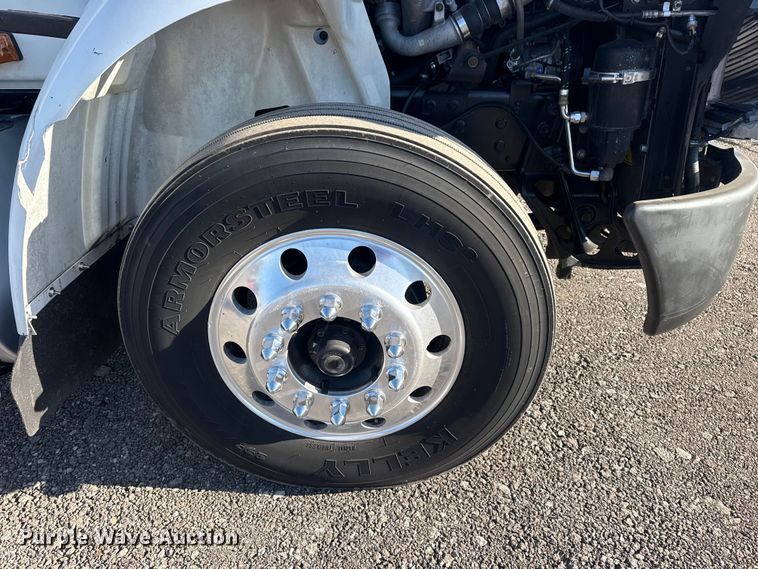 image for item EG2139 2013 International 8600 semi truck