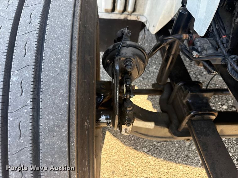 image for item EG2139 2013 International 8600 semi truck