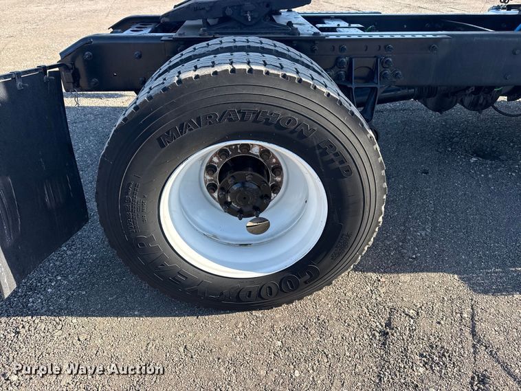 image for item EG2139 2013 International 8600 semi truck