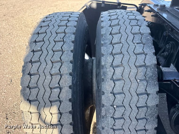 image for item EG2139 2013 International 8600 semi truck