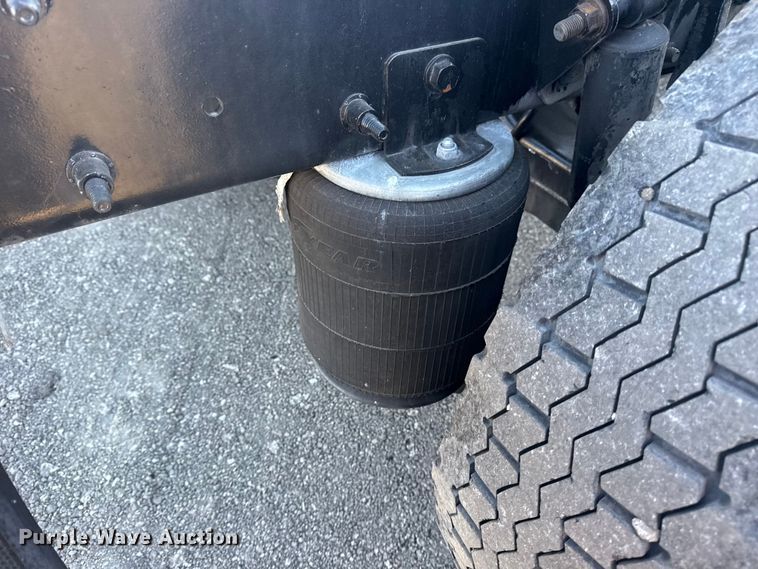 image for item EG2139 2013 International 8600 semi truck