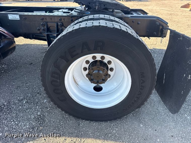 image for item EG2139 2013 International 8600 semi truck