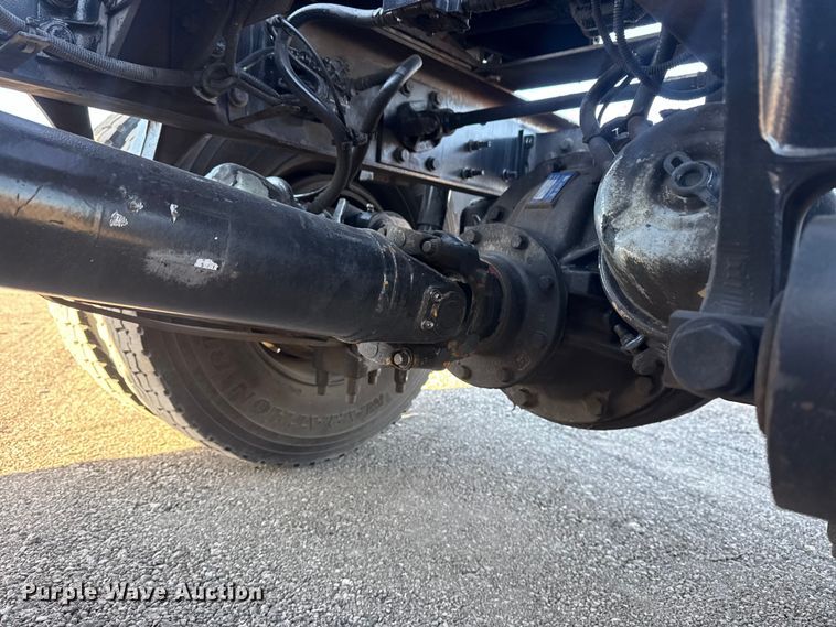 image for item EG2139 2013 International 8600 semi truck