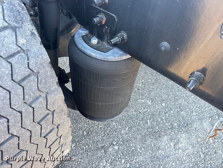 image for item EG2139 2013 International 8600 semi truck