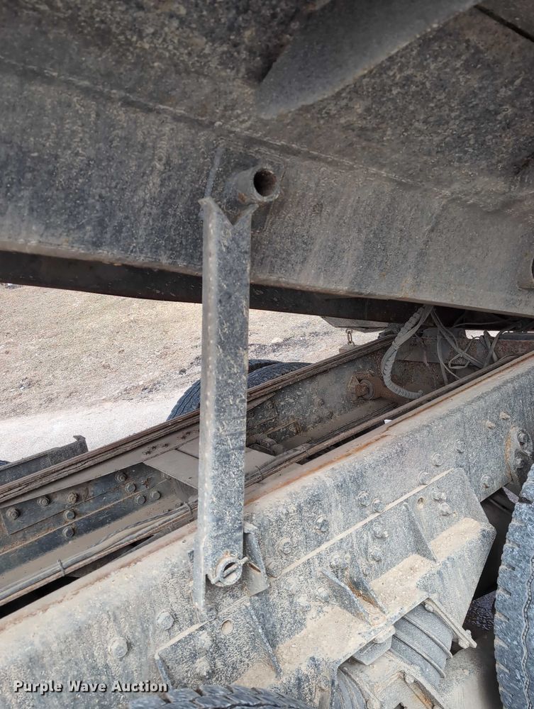 image for item EG2749 2002 International F2674 dump truck