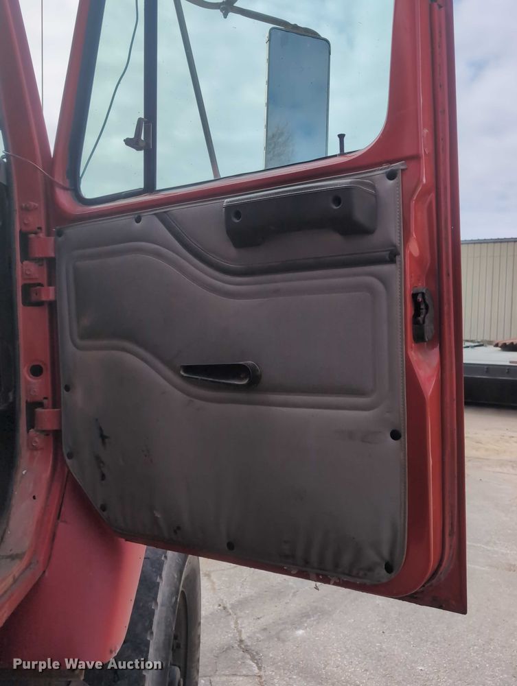 image for item EG2749 2002 International F2674 dump truck