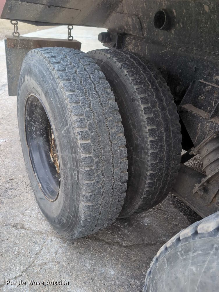 image for item EG2749 2002 International F2674 dump truck