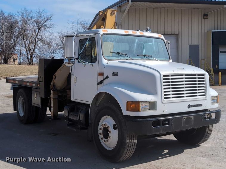 image for item EG2750 2000 International 4700 flatbed truck