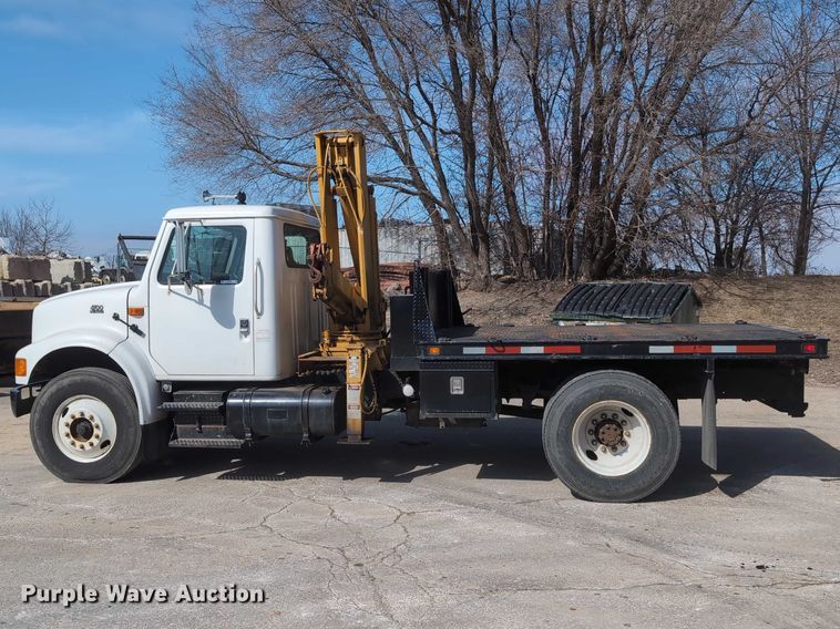 image for item EG2750 2000 International 4700 flatbed truck