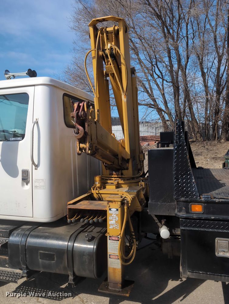 image for item EG2750 2000 International 4700 flatbed truck