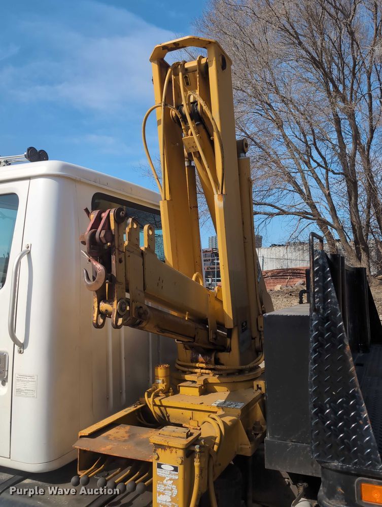 image for item EG2750 2000 International 4700 flatbed truck