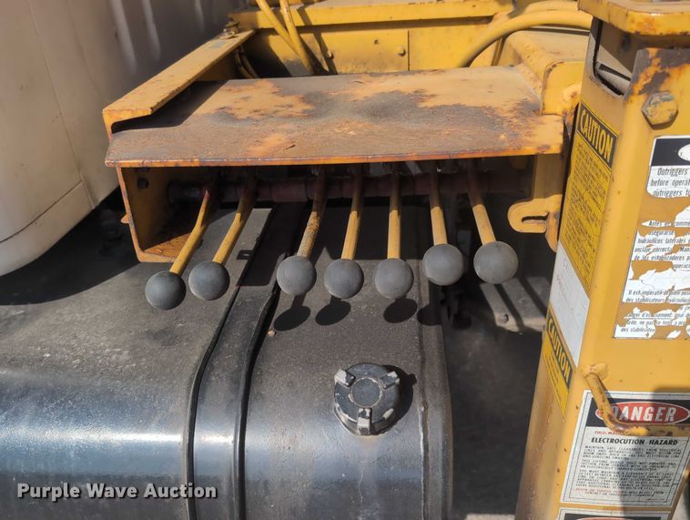 image for item EG2750 2000 International 4700 flatbed truck