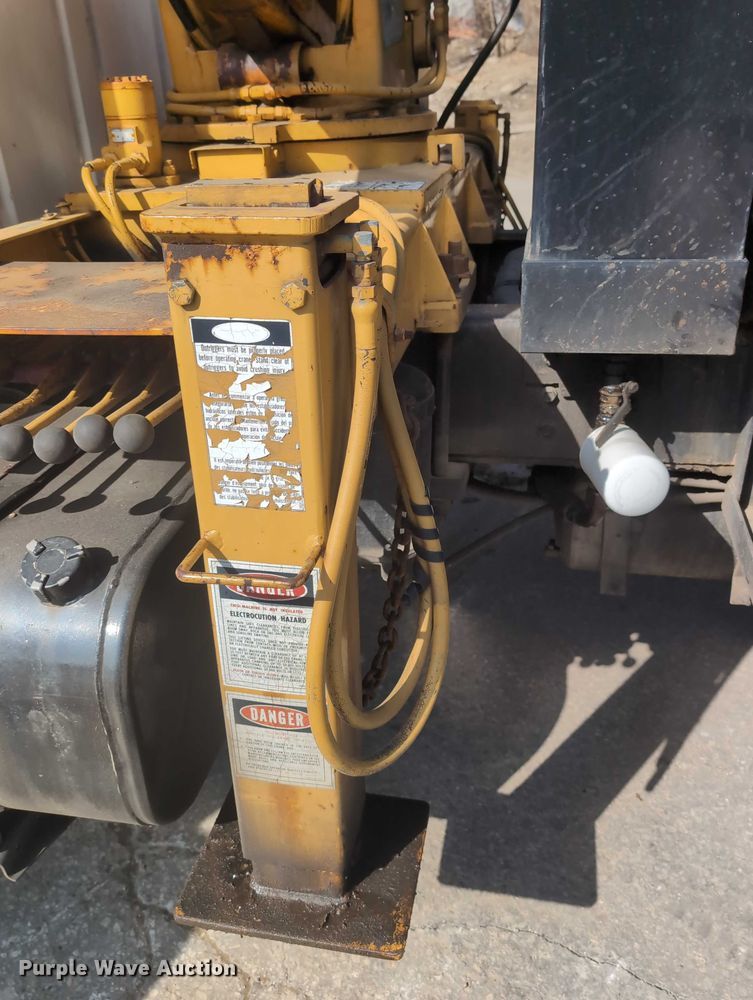 image for item EG2750 2000 International 4700 flatbed truck