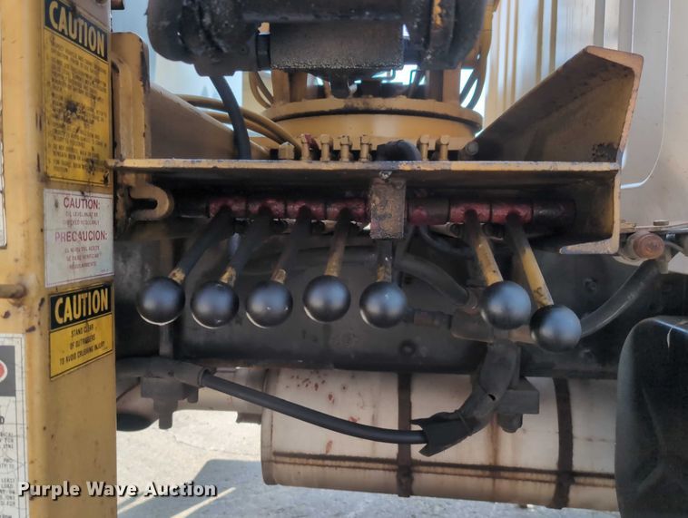 image for item EG2750 2000 International 4700 flatbed truck