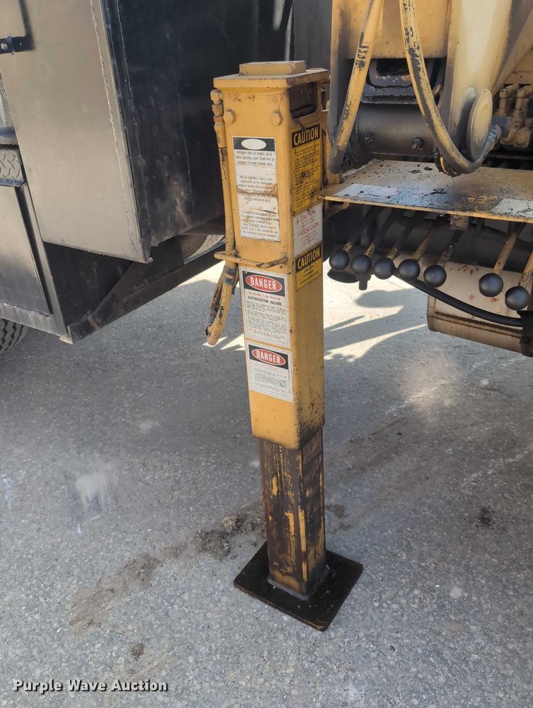 image for item EG2750 2000 International 4700 flatbed truck