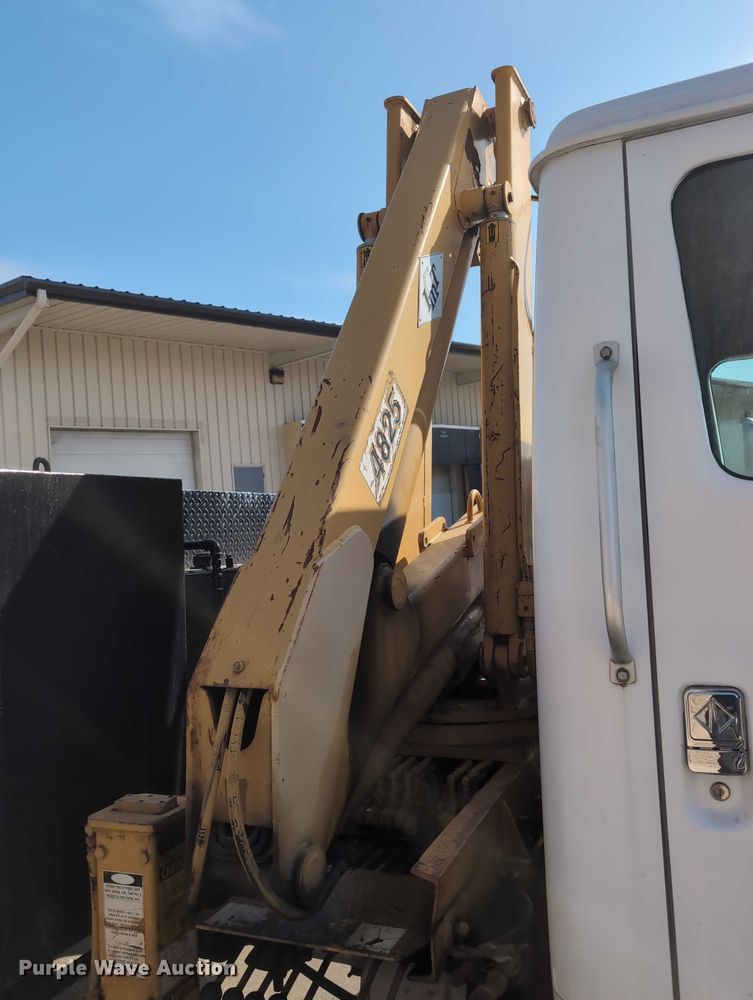 image for item EG2750 2000 International 4700 flatbed truck