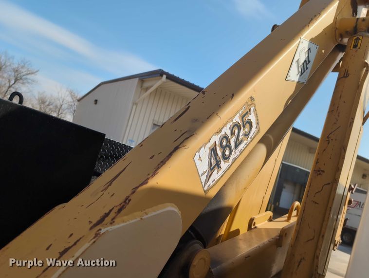 image for item EG2750 2000 International 4700 flatbed truck