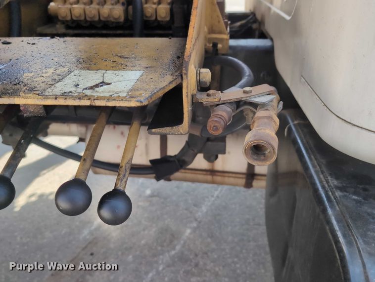 image for item EG2750 2000 International 4700 flatbed truck