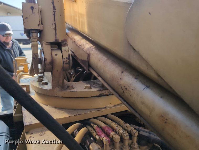 image for item EG2750 2000 International 4700 flatbed truck