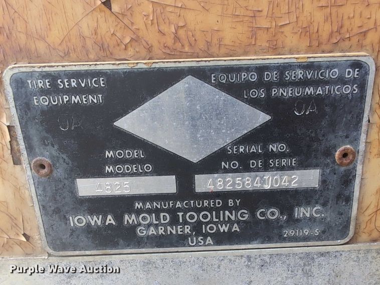 image for item EG2750 2000 International 4700 flatbed truck