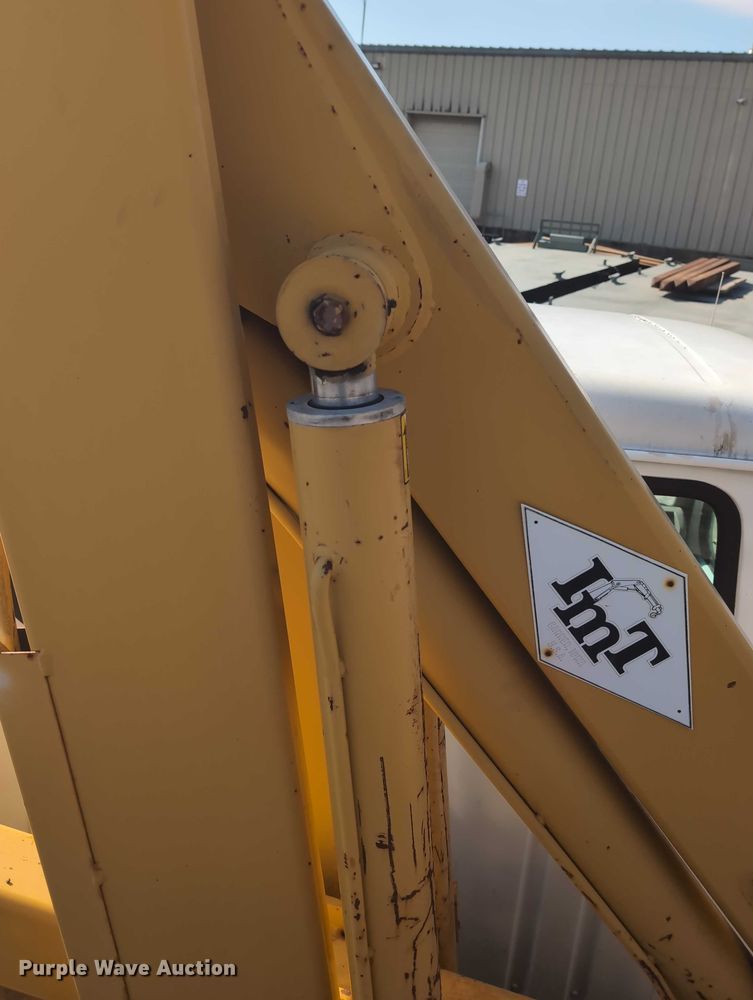 image for item EG2750 2000 International 4700 flatbed truck