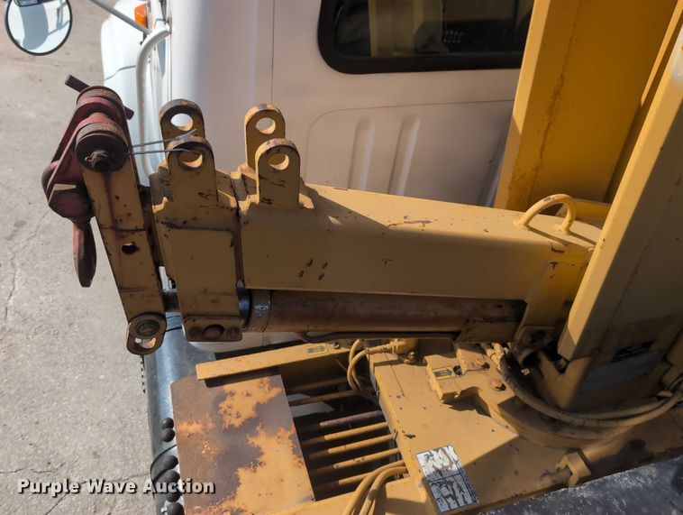 image for item EG2750 2000 International 4700 flatbed truck