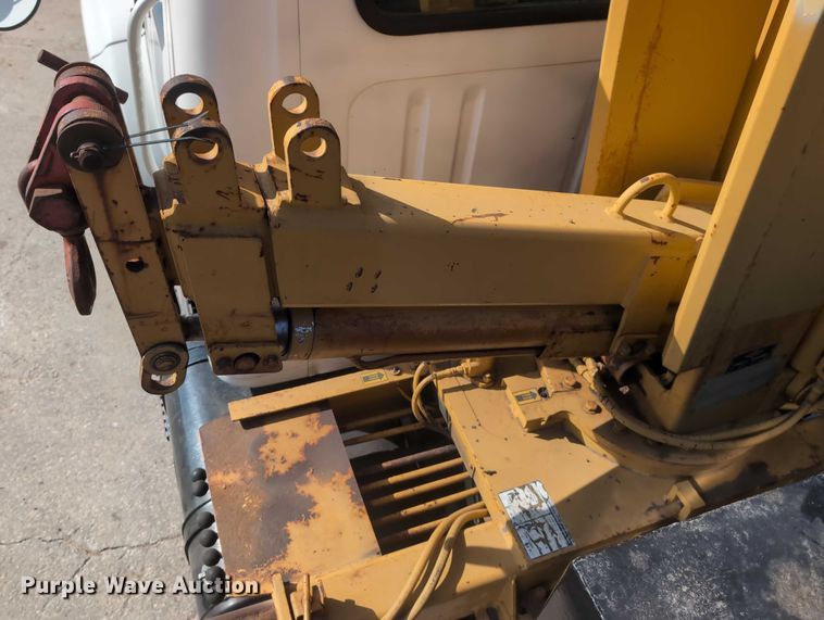 image for item EG2750 2000 International 4700 flatbed truck