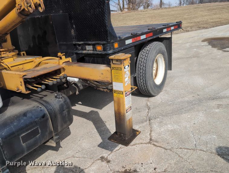 image for item EG2750 2000 International 4700 flatbed truck