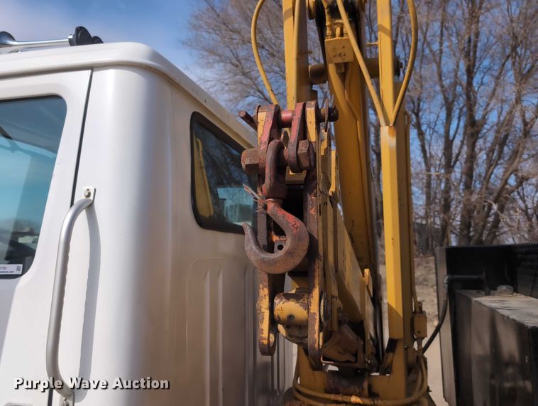 image for item EG2750 2000 International 4700 flatbed truck