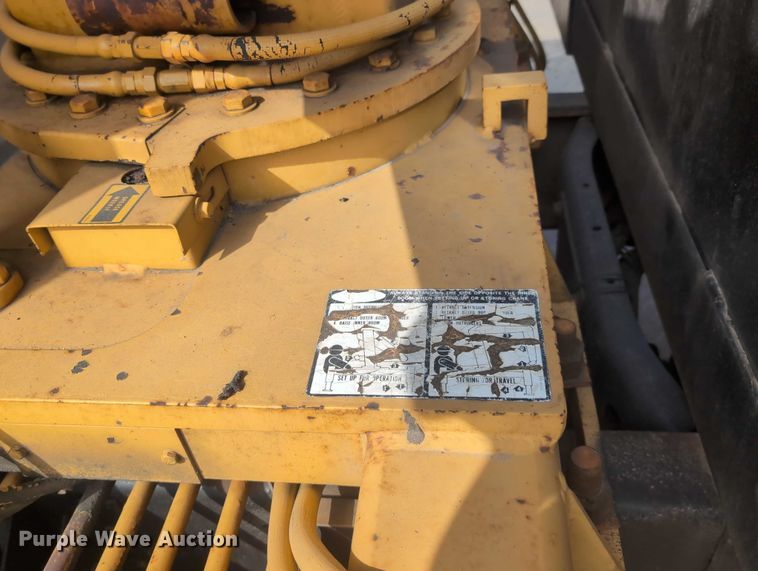 image for item EG2750 2000 International 4700 flatbed truck